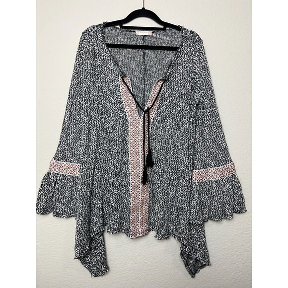 Altar’d State Boho Indie Embroidered Bell Sleeve Black White Tunic Top‎ Size S - Picture 2 of 6